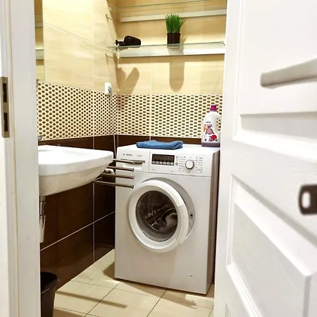 Apartman Cozy 2-room Apt, Parking Nearby