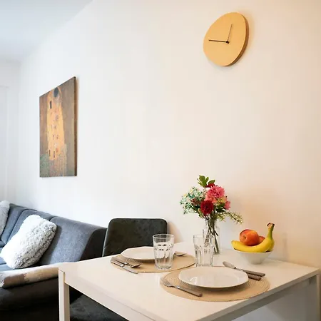 Cozy 2-room Apt, Parking Nearby Apartman