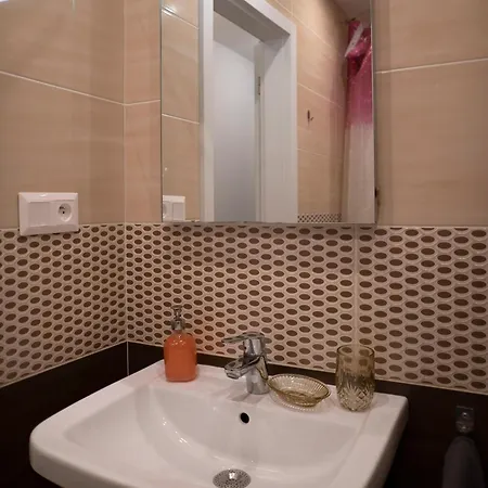 Apartman Cozy 2-room Apt, Parking Nearby