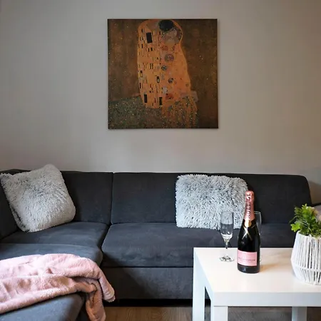 Apartman Cozy 2-room Apt, Parking Nearby Pozsony