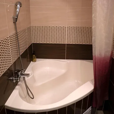 Cozy 2-room Apt, Parking Nearby Apartman